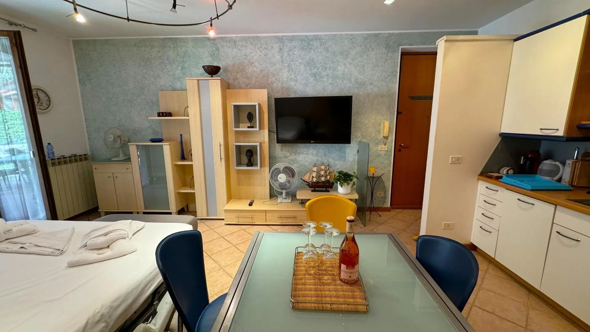 Sg Family - Easy Holiday Cola  Apartment Cola (Verona)